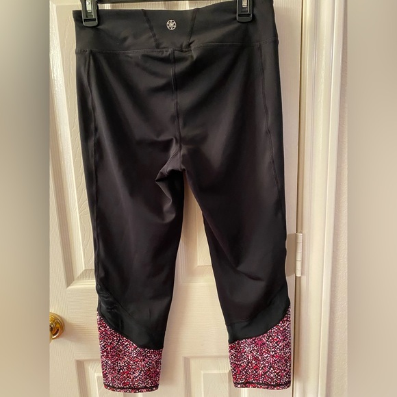 Gaiam Capri Leggings with Pink Pattern and Black mesh Size M - Picture 3 of 6
